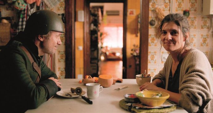 Tristán Ulloa y Helena de Llanos en un fotograma de 'Viaje a ninguna parte'.