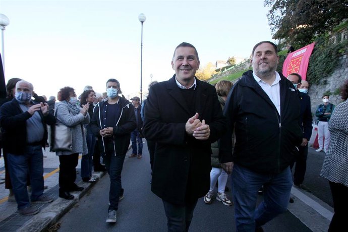 El coordinador de EH Bildu, Arnaldo Otegi (i), y el presidente de ERC, Oriol Junqueras, en una manifestación a favor de los presos de ETA, a 23 de octubre de 2021, en San Sebastián, Euskadi