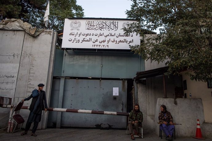 Archivo - 21 September 2021, Afghanistan, Kabul: Taliban fighters stand guard at the entrance of the former Ministry of Women Affairs which has been replaced with the conservative Ministry of Vice and Virtue, which will oversee the implementation of har