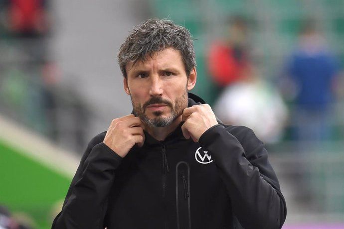 02 October 2021, Lower Saxony, Wolfsburg: Wolfsburg coach Mark van Bommel is pictured before the start of the German Bundesliga soccer match between VfL Wolfsburg and Borussia Moenchengladbach at the Volkswagen Arena. Photo: Swen Pfrtner/dpa - IMPORTAN