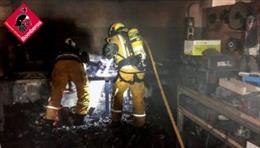 Un incendio calcina parte de una fábrica de piedra artificial en Villena (Alicante)