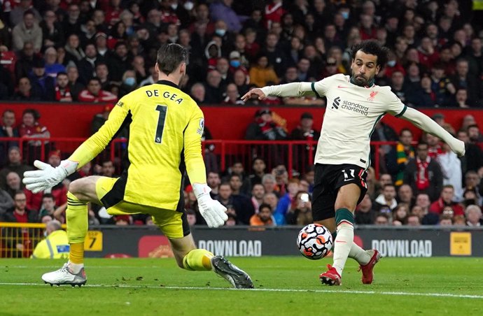 24 October 2021, United Kingdom, Manchester: Liverpool's Mohamed Salah (R) scores his side's fifth goal during the English Premier League soccer match between Manchester United and Liverpool at Old Trafford. Photo: Martin Rickett/PA Wire/dpa