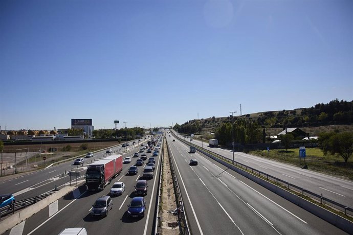 Un atasco en el km. 23 de la autopista A-1, con motivo de la operación salida del Puente del Pilar 2021, el primero sin apenas restricciones debido a la pandemia del Covid-19, a 8 de octubre de 2021, en Madrid (España). 