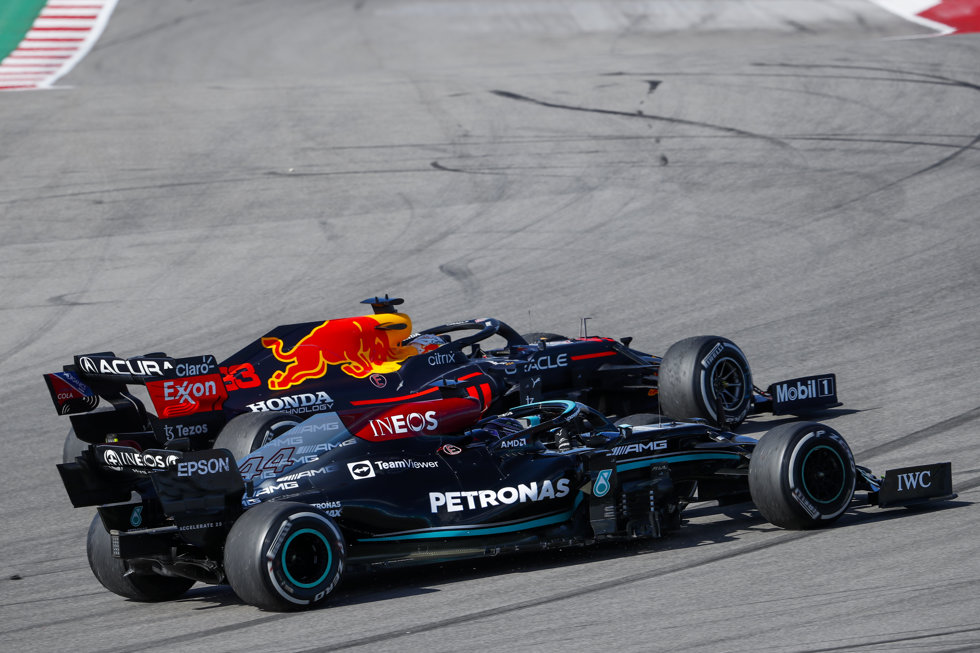 Max Verstappen (Red Bull) and Lewis Hamilton (Mercedes) in action during the Formula 1 Aramco United States Grand Prix 2021, on the Circuit of the Americas, in Austin, Texas, United States of American