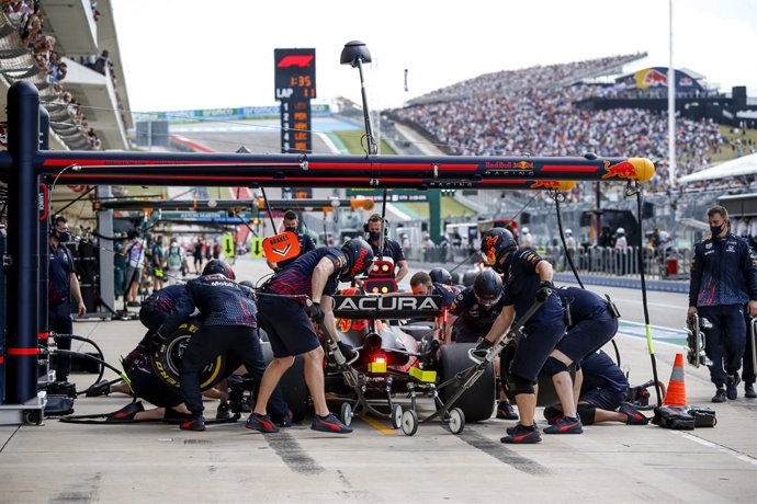 33 VERSTAPPEN Max (nld), Red Bull Racing Honda RB16B, action pitlane, during the Formula 1 Aramco United States Grand Prix 2021, 17th round of the 2021 FIA Formula One World Championship from October 21 to 24, 2021 on the Circuit of the Americas, in Aus