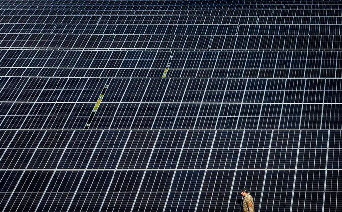 29 September 2021, United Kingdom, Leconfield: British Army Major David Owen walks through a field of solar panels at the opening of the British Army's first ever solar farm, part of Project PROMETHEUS at the Defence School of Transport (DST). Photo: Da