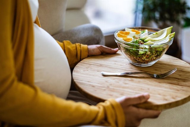 Archivo - Mujer embarazada comiendo. Nutrición. Embarazo.