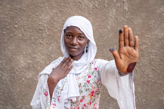 Archivo - Arafa, refugee girl in Djabal refugee camp, joined Entreculturas event Sanas y Salvas on Tuesday 19th October 2021, within La Luz de las Niñas campaign of girls' rights. Niña en campo de personas refugiadas de Djabal en Chad.