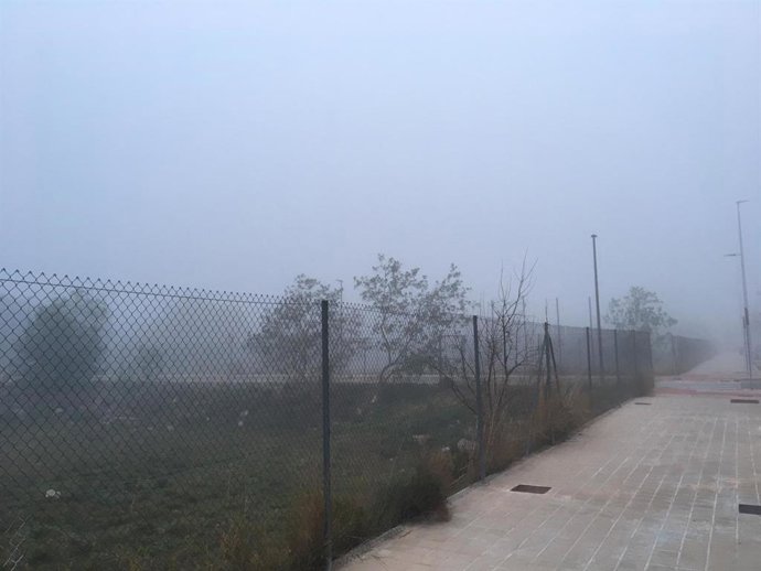 Archivo - Niebla en un municipio de la Comunitat, en imagen de archivo