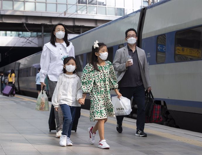 Archivo - Un grupo de personas en Corea del Sur durante la pandemia de coronavirus