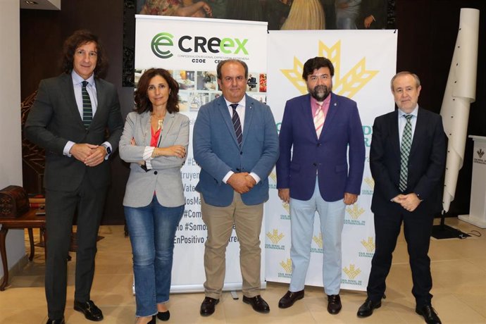 Autoridades en la firma de un convenio entre Caja Rural de Extremadura y la Creex