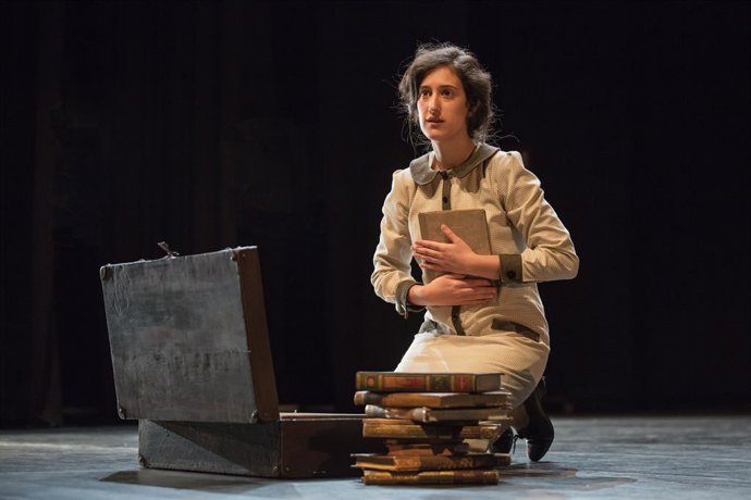 El espectáculo 'Historia de una maestra', bajo la dirección de Gemma Miralles e interpretada por Paula Llorens