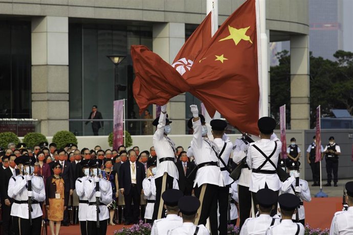 Izado de banderas en Hong Kong en el día nacional chino