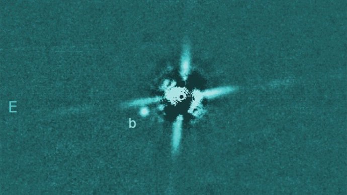 Imagen del descubrimiento del planeta, que se encuentra a unas 100 veces la distancia Tierra-Sol de su estrella madre.