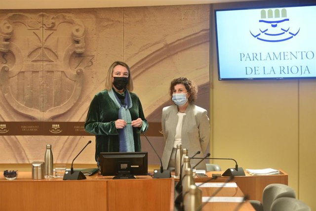 La consejera de Agricultura, Eva Hita, en el Parlamento antes de comparecer en la Comisión de Presupuestos