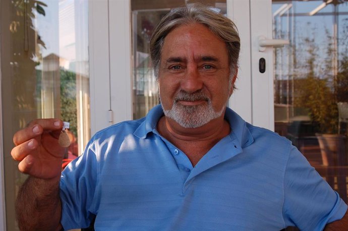 Un vecino de Marbella recupera la medalla de su padre fallecido gracias a la oficina de objetos perdidos