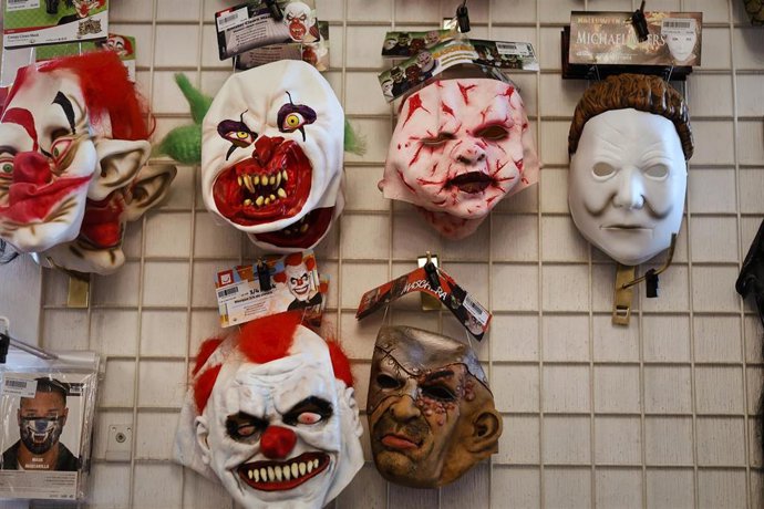 Archivo - Máscaras de temática de Halloween colocadas en las instalaciones de la tienda de disfraces Maty, en Madrid, (España)