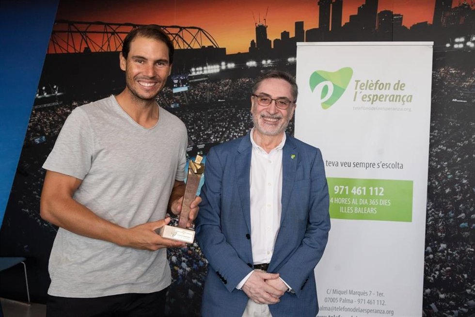El tenista español Rafa Nadal y el presidente del Teléfono de la Esperanza, Miguel Ángel Terrero.