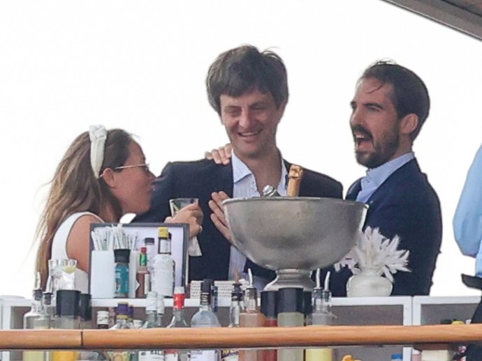 Philippos de Grecia y Nina Flohr, radiantes en la comida posterior a su boda, con Ernst August de Hannover