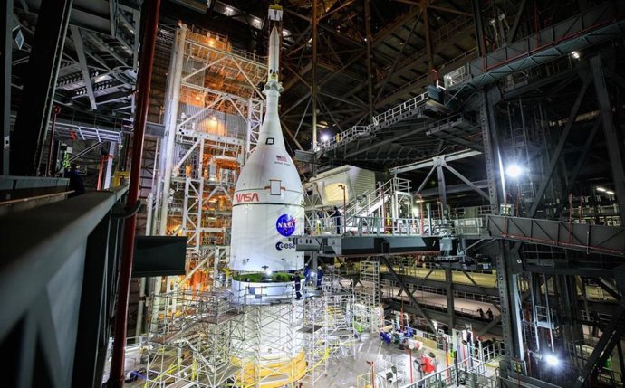 Nave Orion colocada sobre el cohete SLS