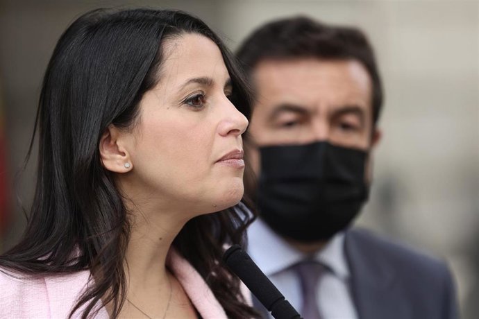 La líder de Cs, Inés Arrimadas, responde a los medios tras participar en una sesión plenaria en el Congreso de los Diputados, a 20 de octubre de 2021, en Madrid.