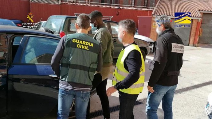La Guardia Civil detiene a siete personas por trasladar migrantes en situación irregular a Francia.
