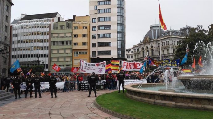 Concentración de protesta contra la celebración de los Premios Princesa de Asturias en la Plaza de la Escandalera de Oviedo.