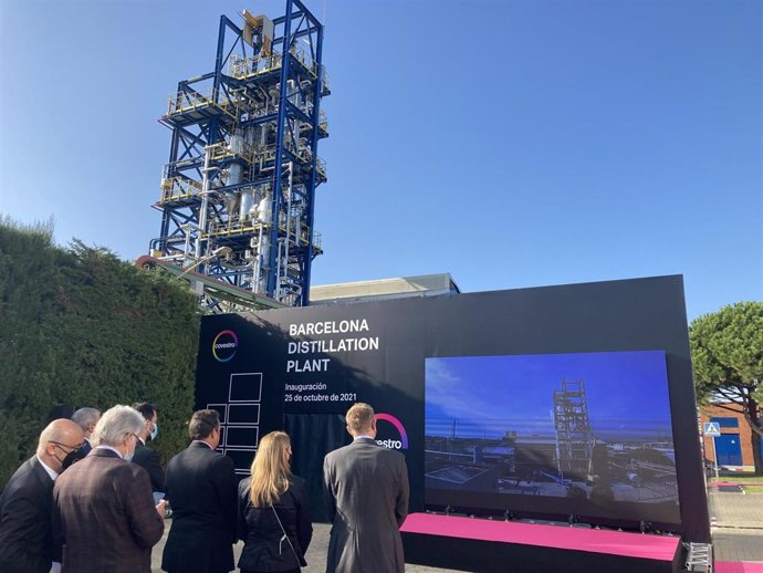 Las autoridades presentes justo antes de la inauguración de la torre, situada a la izquierda