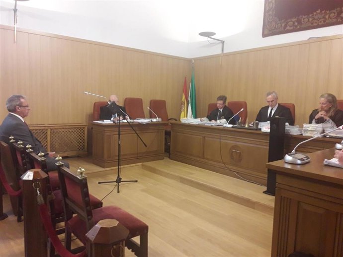 Archivo - Primera sesión del juicio contra el coronel acusado de delito contra la salud pública en la Audiencia de Granada en junio de 2019 (archivo)