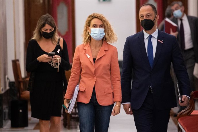 La presidenta del Congreso de los Diputados, Meritxell Batet (c); y el vicepresidente primero del Congreso de los Diputados por el PSOE, Alfonso Rodríguez Gómez de Celis, se dirigen a una reunión de la Mesa del Congreso de los Diputados en el Salón de M
