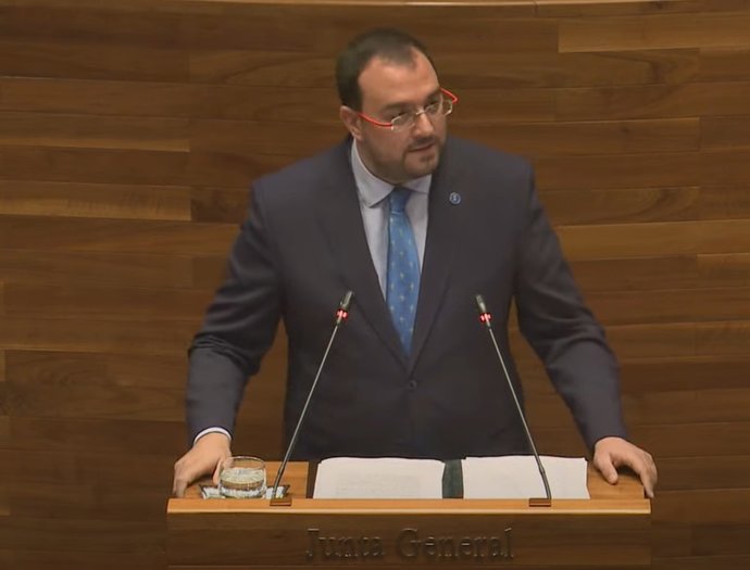 Adrián Barbón en la Junta General.
