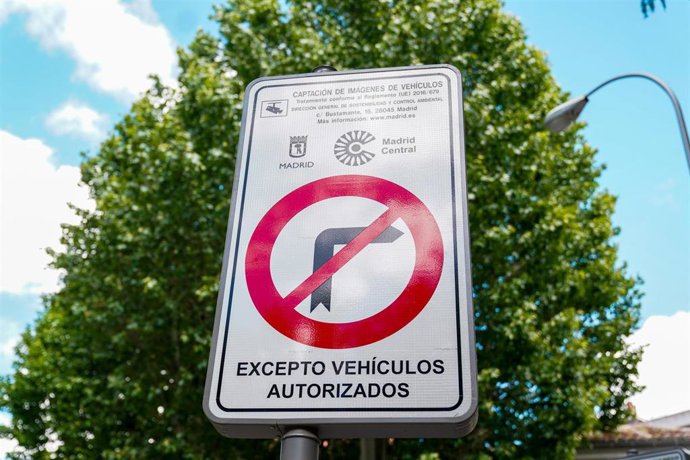 Archivo - Una señal indicativa de Madrid Central en una vía de la capital, a 11 de mayo de 2021.