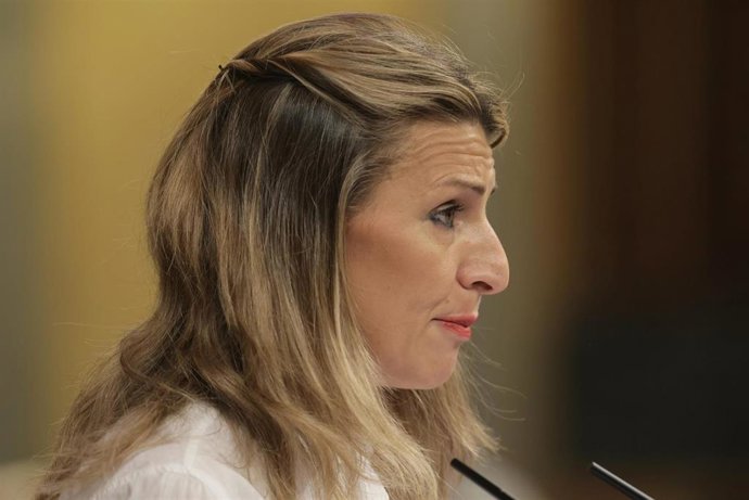 La vicepresidenta segunda del Gobierno y ministra de Trabajo, Yolanda Díaz, interviene en una sesión plenaria en el Congreso de los Diputados, a 14 de octubre de 2021, en Madrid, (España). El pleno tiene como objeto abordar la ley de Libertad Sexual, qu