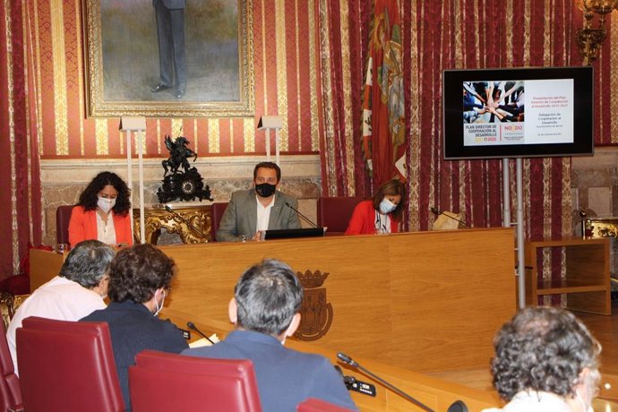 Barrionuevo presenta el nuevo plan director de cooperación al desarrollo 2021-2025 en el Ayuntamiento.