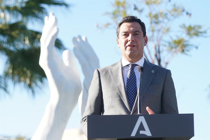 El presidente de la Junta, Juanma Moreno, inaugura la escultura de homenaje a los profesionales sanitarios y el resto de sectores que han resultado esenciales durante la pandemia de Covid-19. En el Parque Magallanes. a 21 de octubre 2021  en Sevilla (An