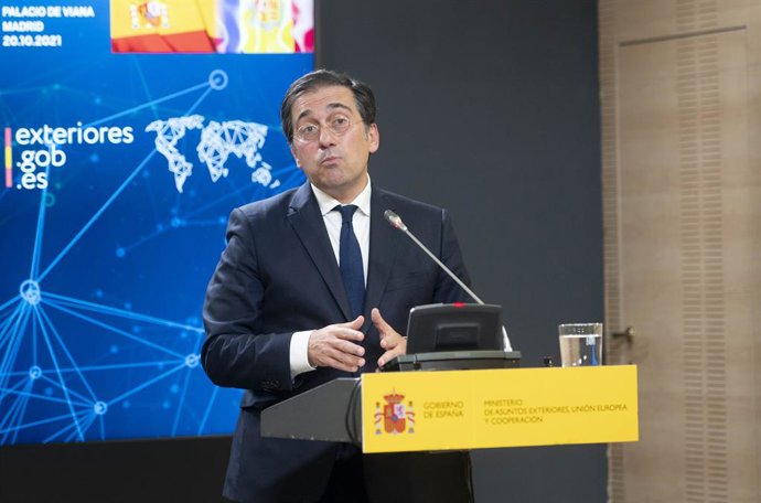 El ministro de Asuntos Exteriores, Unión Europea y Cooperación, José Manuel Albares, interviene en una rueda de prensa tras una reunión con su homóloga de Andorra, en el Palacio de Viana, a 20 de octubre de 2021, en Madrid, (España).