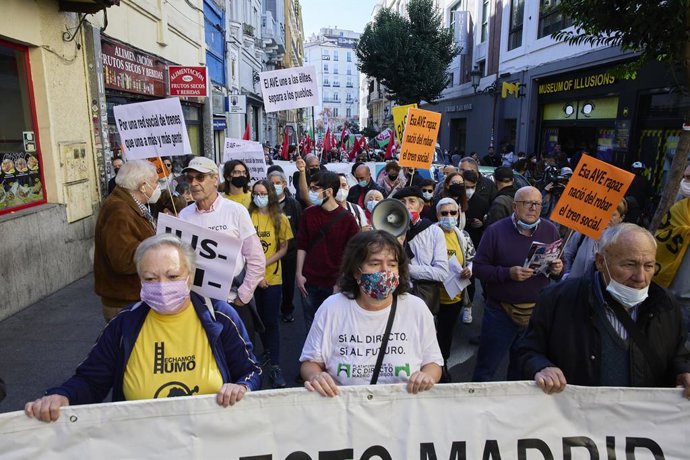 Varias personas sostienen diferentes pancartas en una manifestación que reivindica el ferrocarril como medio de transporte, a 24 de octubre de 2021, en Madrid (España). La protesta es convocada por la Coordinadora Estatal por el Tren Público, Social y S