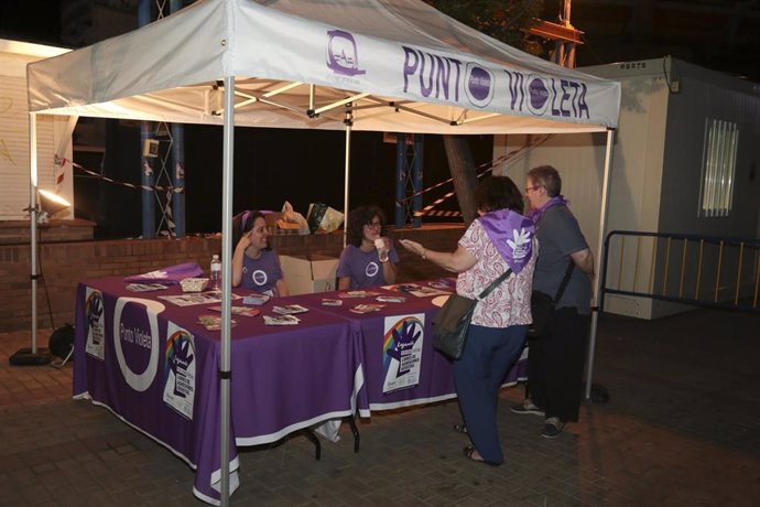 Archivo - El 'Punto violeta' de las fiestas estará atendido por 13 profesionales