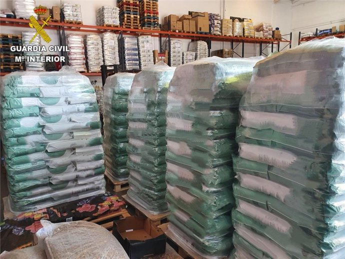 Alimento para perros retirado por la Guardia Civil en Lleida.