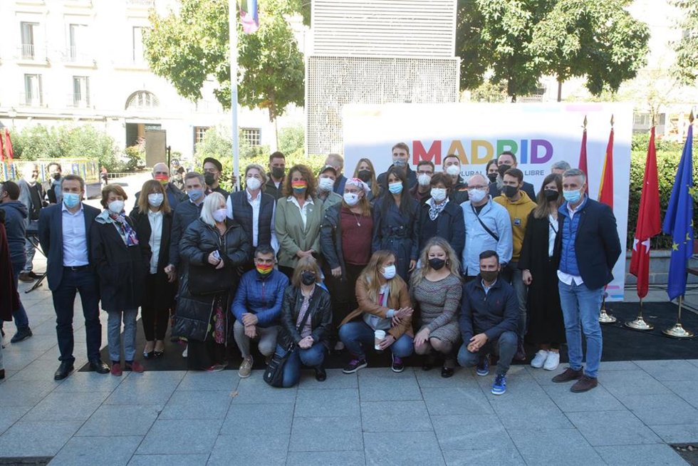 Izado de la bandera LGTBI en la plaza Pedro Zerolo