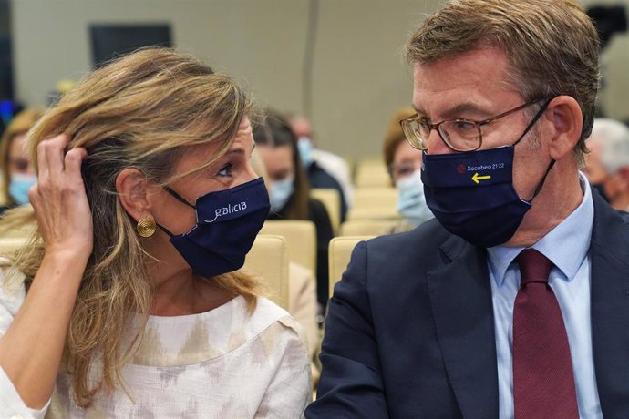La vicepresidenta segunda y ministra de Trabajo y Economía Social, Yolanda Díaz; y el presidente de la Xunta de Galicia, Alberto Núñez Feijóo, conversan en el evento 'El futuro que seremos', en el centro social Abanca, a 25 de octubre de 2021, en Santia
