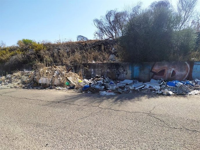 Estado de los márgenes del arroyo del Tamarguillo, en Sevilla.