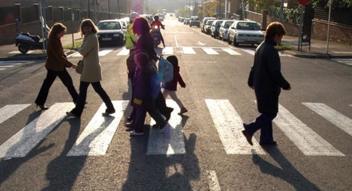 Archivo - Personas cruzando un paso de peatones.