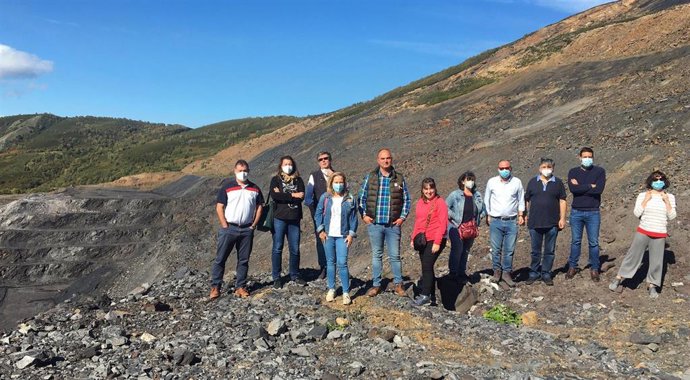 La directora general de Minería, Belarmina Díaz, visita la mina a cielo abierto de Cerredo.