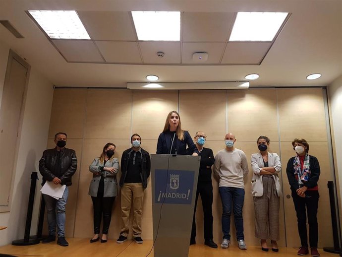 La portavoz del PSOE en el Ayuntamiento de Madrid, Mar Espinar, con todos los ediles del Grupo Municipal Socialista