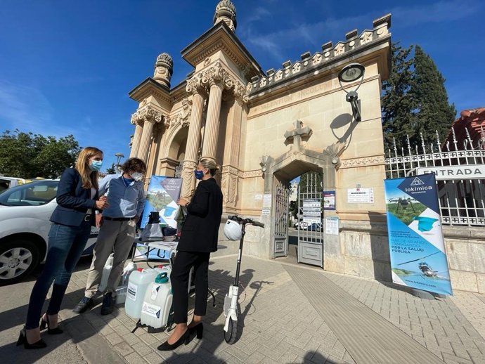 La concejala de Salud y Transformación Digital, Esther Nevado, visita el cementerio municipal Nuestro Padre Jesús
