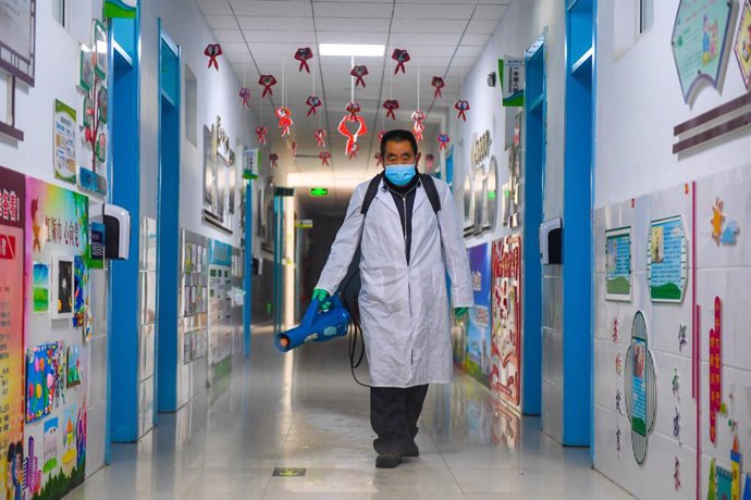 Desinfección de una escuela en Hohhot, en Mongolia Interior (China)