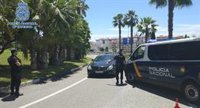 Intervienen un arma de fuego en un control policial a un coche que se dio a la fuga en Estepona (Málaga)