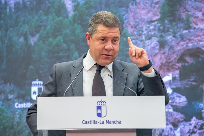 El presidente de Castilla-La Mancha, Emiliano García-Page, en Sevilleja de la Jara.