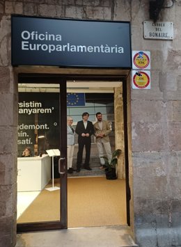 El expte.C.Puigdemont y los exconseller T.Comín y C.Ponsatí abren una oficina europarlamentaria en Barcelona